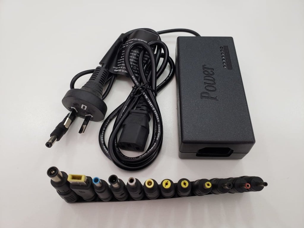 Cargador Universal Notebook 12 - 24v Regulable 